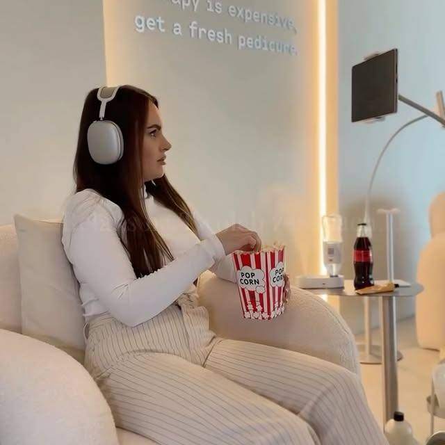 Klientka odpoczywa z Netflixem podczas zabiegu