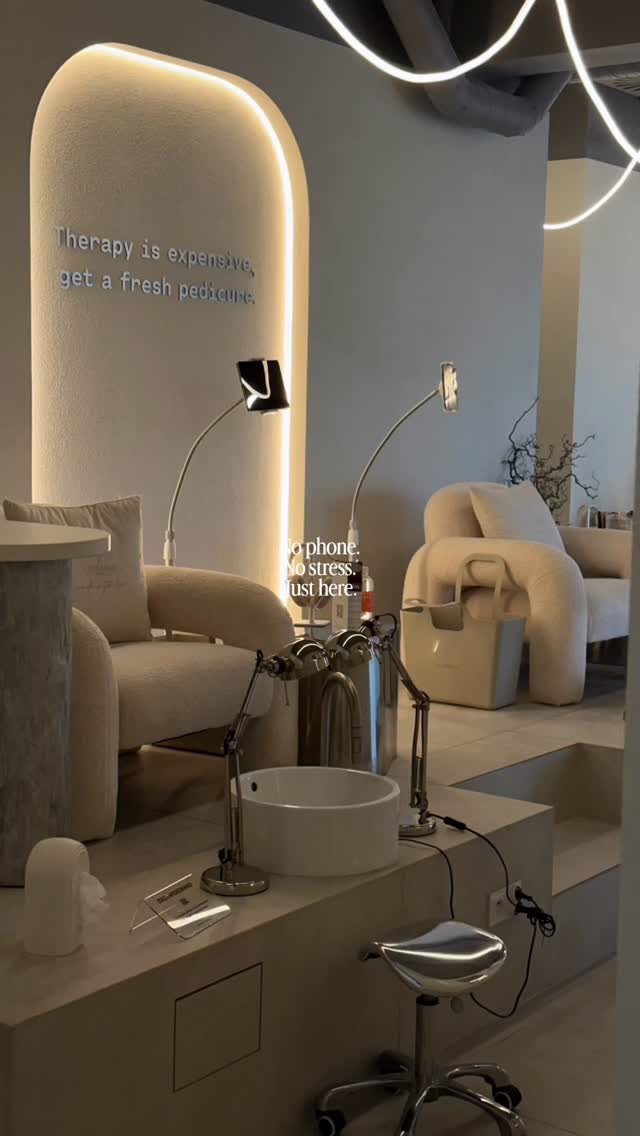 Wnętrze salonu — stanowisko manicure z lustrem LED